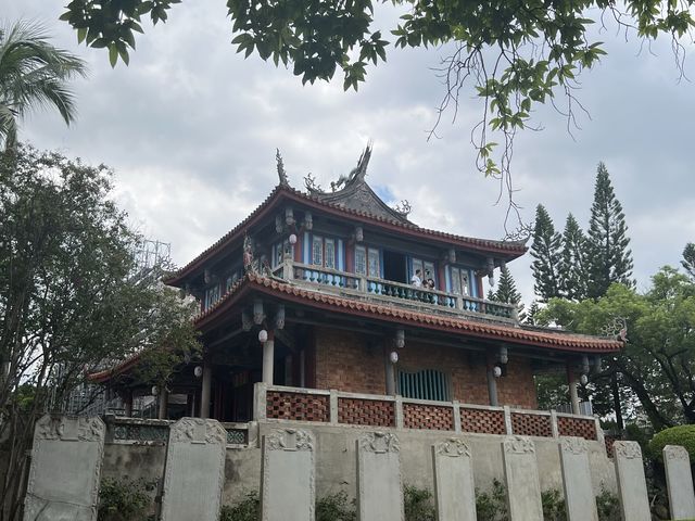 台南古蹟景點遊｜赤崁樓特色建築，紅色建築搭配藍天超棒的