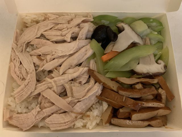 頂溪大塊雞肉絲、小菜塞滿滿便當🍱- 曉紅蔥