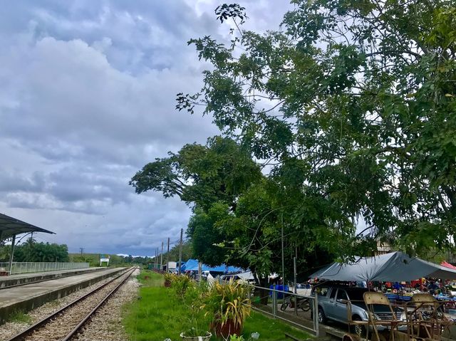 ตลาดนัดรถไฟบางแก้ว 