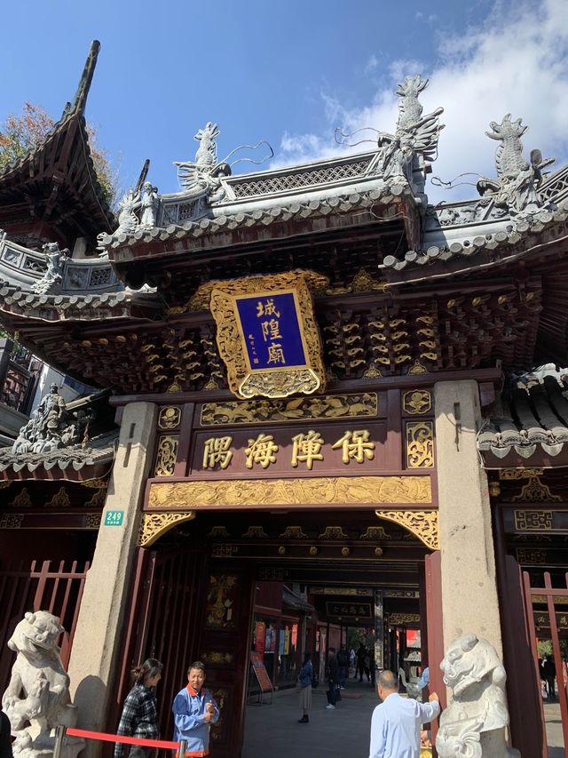 Modern Shopping in Ming Dynasty Pavilions