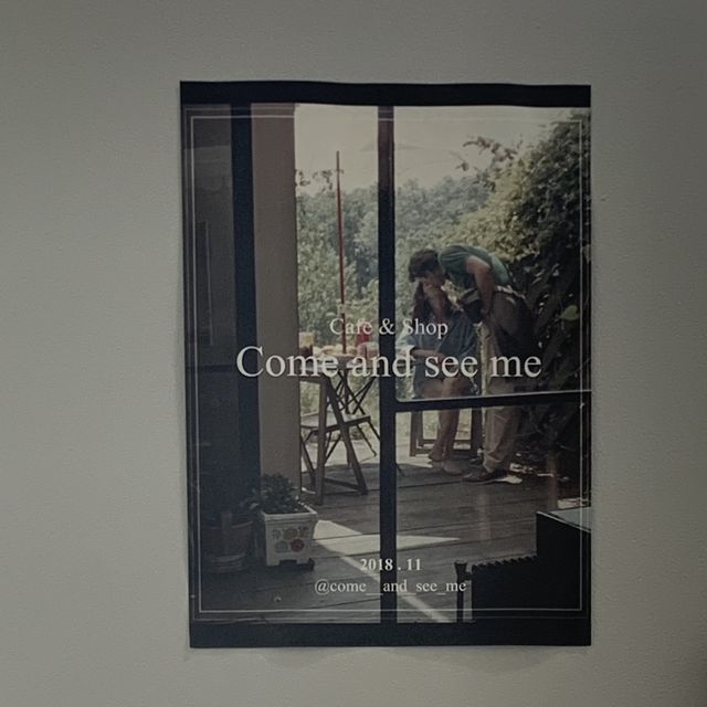 우디한 분위기의 카페 ‘컴앤씨미’