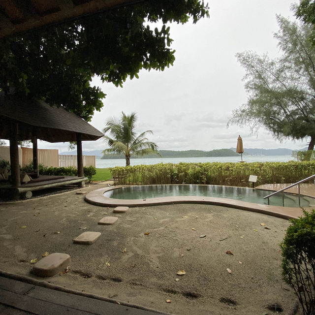 พักวิลล่าสวยริมหาดบนเกาะนาคา จังหวัดภูเก็ต