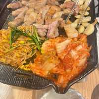 🇰🇷韓国ソウル /地下鉄２号線ライン グイ駅💚絶品🥇サムギョプサルのお店 황금돼지🐷