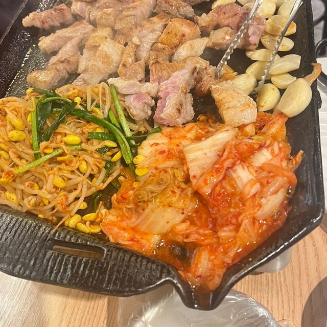 🇰🇷韓国ソウル /地下鉄２号線ライン グイ駅💚絶品🥇サムギョプサルのお店 황금돼지🐷