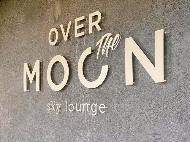 🌑 รีวิวสกายเลานจ์ : Over The Moon @พัทยา 