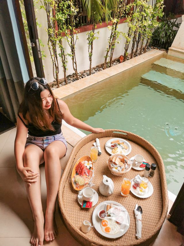 Floating Breakfast at Melati Resort🥞