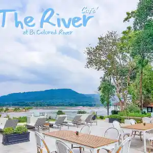 The River Café at Bi Colored  River 🧁🌿✨