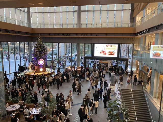 東京・丸の内『Marunouchi Bright Christmas 2022』丸ビルのクリスマスツリー。