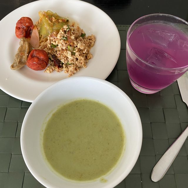 บุฟเฟ่ต์มื้อกลางวันที่ The Square Novotel สีลม