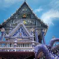 วัดสวยมาก  อยู่ใกล้ทะเล โบสถ์มีสีน้ำเงิน สวยงวมมาก