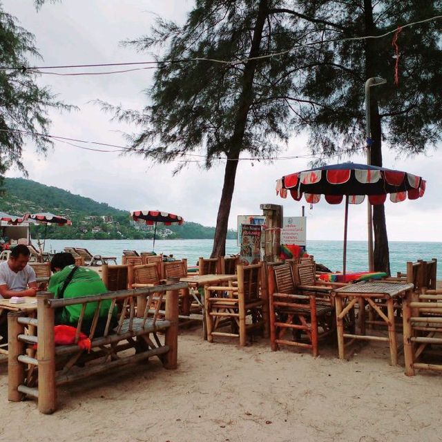 เสิร์พอาหารพร้อม"วิวทะเล"ที่ Anda Restaurant..