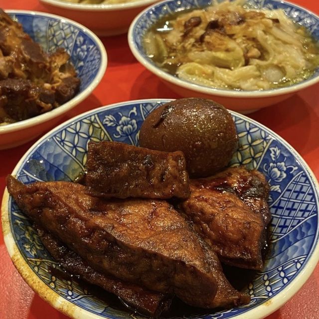 ［台北/萬華］ 小王煮瓜🥒｜2021榮獲必比登推薦美食!超好吃的黑金滷肉飯😍 