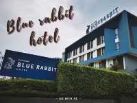 โรงแรมหรูติดถนนใหญ่ "Blue Rabbit Hotel"