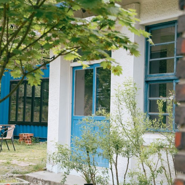 폐교를 개조한 감성숙소, 동해 비천을 담다 