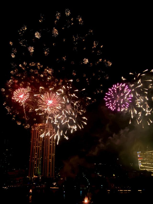 ที่สุดของวิวแม่น้ำเจ้าพระยา พร้อมพลุ Festive ทุกปี