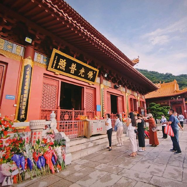 Offering prayers in Hongfa temple 🙏