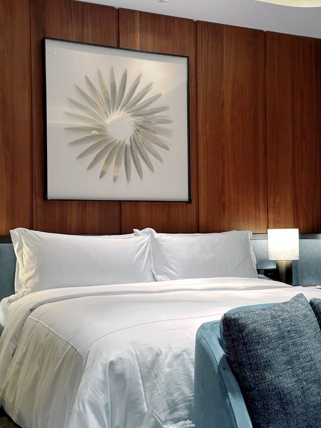 Check into the Xiamen Waldorf Astoria Hotel and enjoy a refined journey.