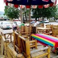 เสิร์พอาหารพร้อม"วิวทะเล"ที่ Anda Restaurant..