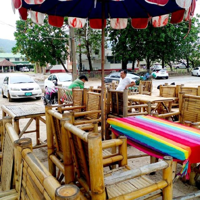 เสิร์พอาหารพร้อม"วิวทะเล"ที่ Anda Restaurant..
