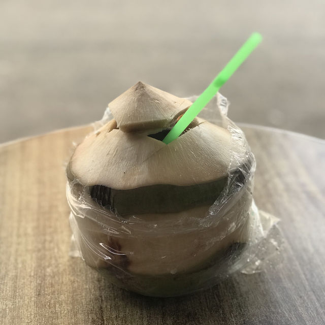 라오스에서 즐기는 신선한 코코넛주스 🥥 