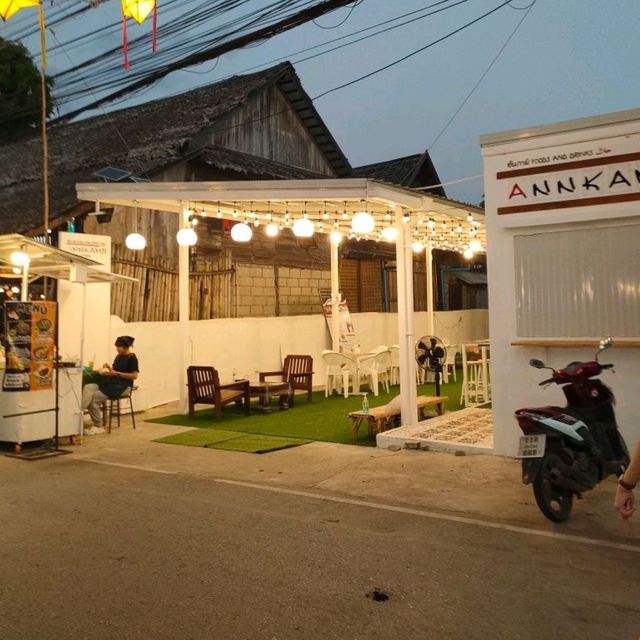 สีสันถนนคนเดินปาย
