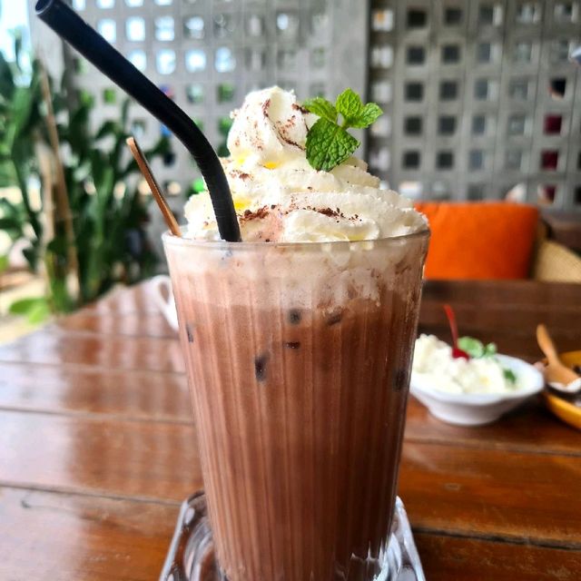 คาเฟ่ริมทะเลขนอม สายชิลพลาดไม่ได้แล้ว