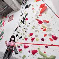 大小M顯出佢哋第一次 玩徒手攀石Bouldering