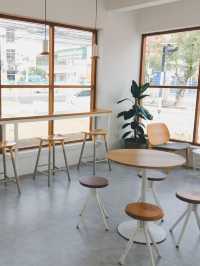 Daydream Café Chonburi  คาเฟ่ไอศครีมโทนขาวเหลือง