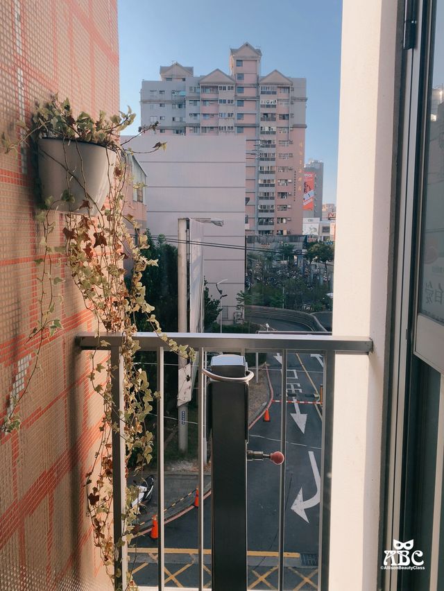純白時尚旅店，逢甲夜市附近（有特約停車）