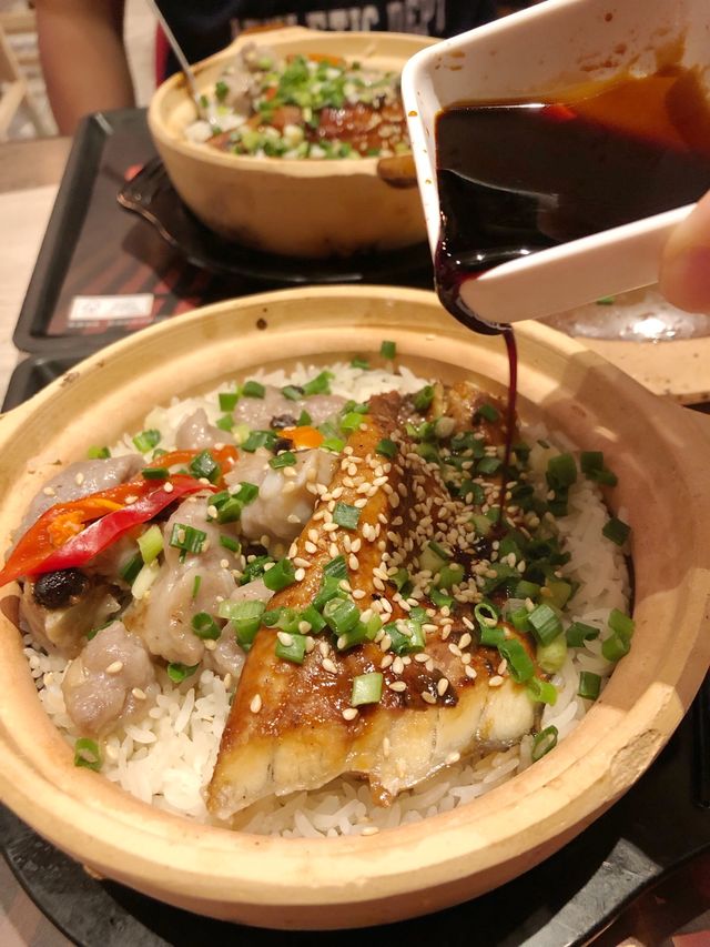 快餐店都有特色煲仔飯～