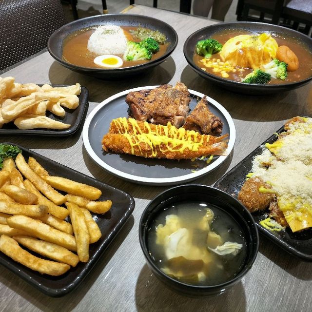 貓奴必來!新店咖哩—迎食流咖哩/蓋飯/歐姆蛋，平價美味，免費加醬加飯一次