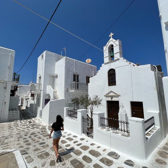 Beautiful white-washed streets of Mykonos 🤍