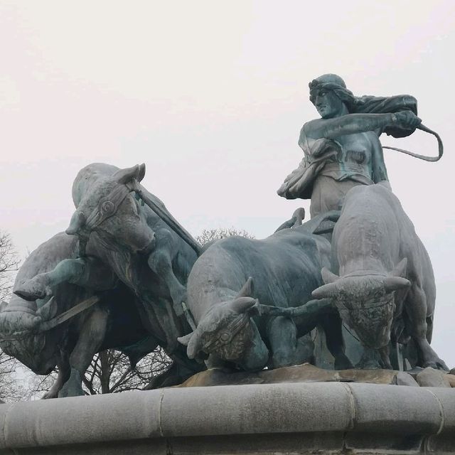 從美麗的小美人魚雕像沿著海岸線散步經長堤公園，慢慢走入異國風情的街道到市政廳廣場最後抵新港，看著兩岸五顏六色的建築超美的，兩岸的露天咖啡廳更是各有特色，是享受下午茶時光的好地方！