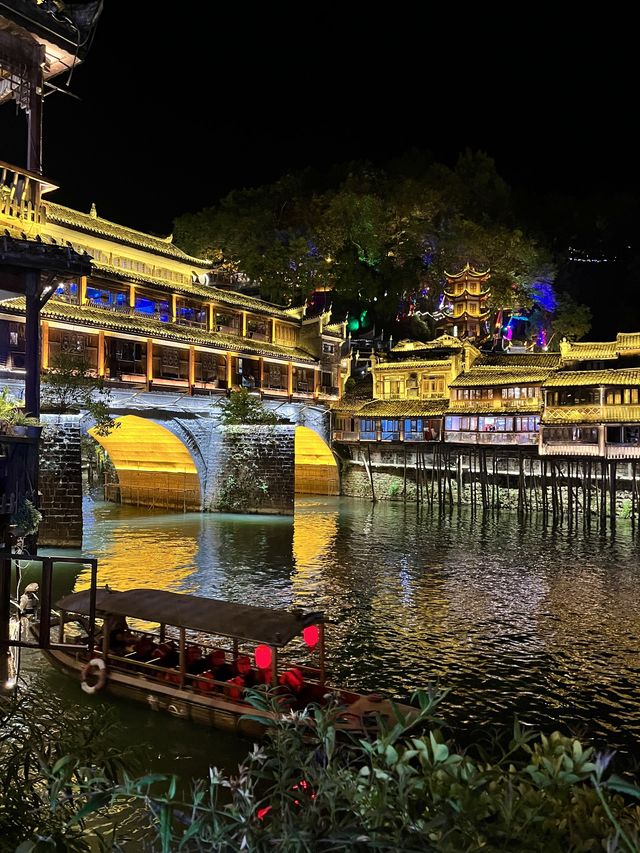 Nighttime at Fenghuang Ancient Town!🌜