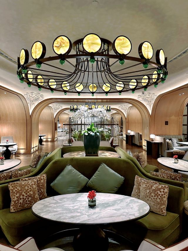 Check into the Xiamen Waldorf Astoria Hotel and enjoy a refined journey.