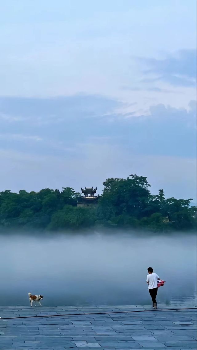 Peach Blossom Pool, a thousand feet deep. Peach Blossom Pool, as beautiful as a painting in Li Bai's poem!