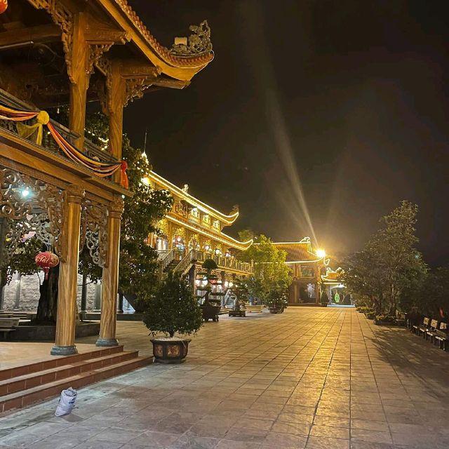 Ba Vàng sống cả ngày lẫn đêm. 