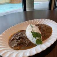 鴨川の老舗ホテルでジビエカレーをいただく