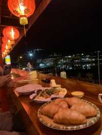 บรรยากาศบ้านรักไทย ยามค่ำคืน