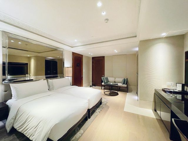 Spacious twin room for staycation