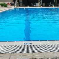 OMG! Deepest hotel pool! 