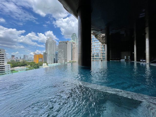 Turqoise infinity pool