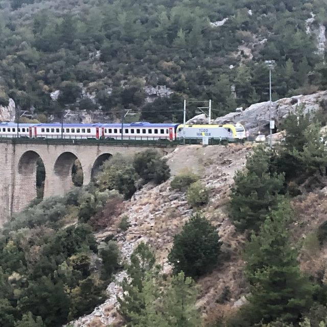 007の映画ロケ地にもなった鉄道橋