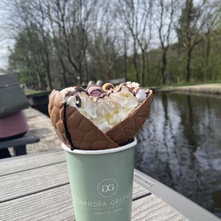 Oldham, UK: Enjoy lakeside desserts and delicacies in a paradise