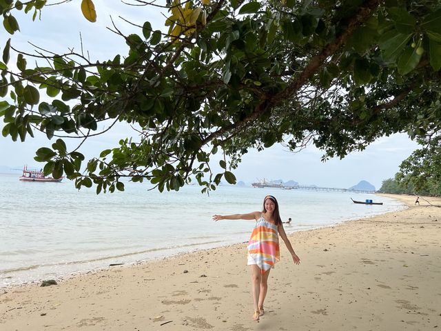เดินเล่นเพลินๆ ที่หาดเกาะกวาง 🌊