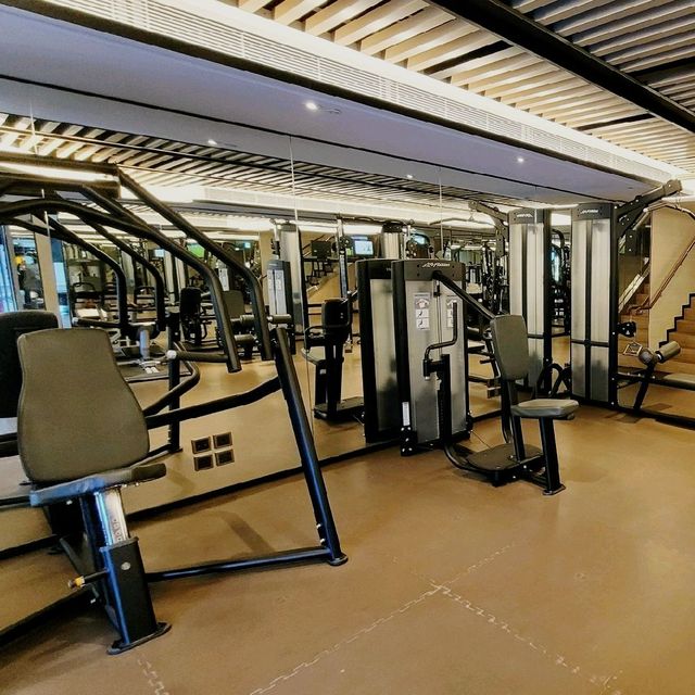 香港朗廷酒店 ～ 現代化的健身室和充滿歐洲情懷的泳池 