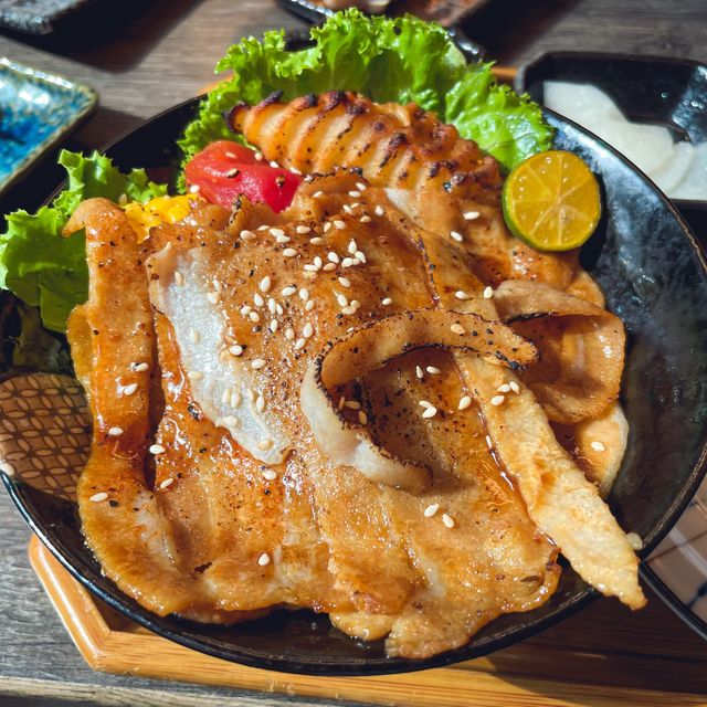 [台北北車美食]台北車站二樓景觀日式料理~大河屋｜餐點豐富還有振興券1000元優惠套餐｜多樣餐點豐富吃到撐｜麻辣魷魚口感Q彈 
