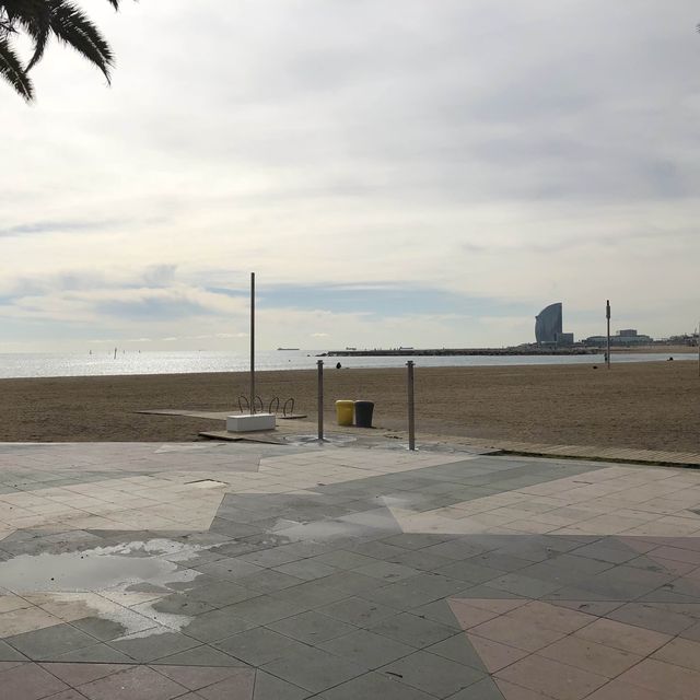 람블라스 거리 끝에서 해안가를 따라 걸으면 만나게 되는 해변!!! 바르셀로네카 해변으로 고고싱~!!