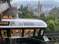 復古車身、擁有全景玻璃窗的第六代山頂纜車🚠