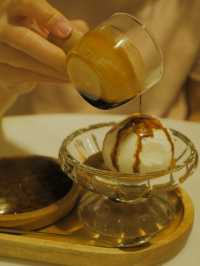 白色和風Cafe，外脆內軟的軟殼蟹意粉 